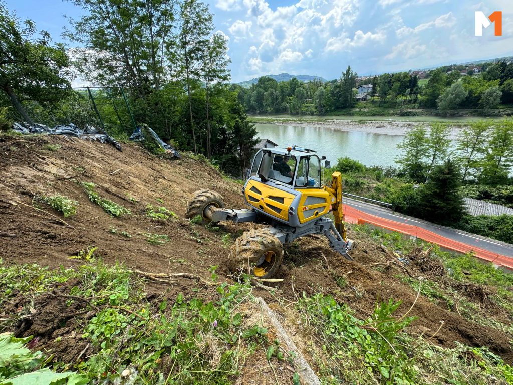 Spyder bager na pokosu tijekom geotehničkih radova stabilizacije terena uz postavljenu kokosovu prostirku i zaštitnu mrežu
