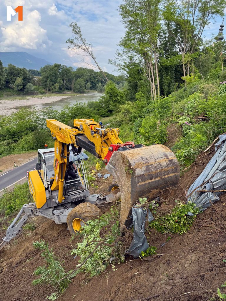 Spyder bager na pokosu tijekom geotehničkih radova stabilizacije terena uz postavljenu kokosovu prostirku i zaštitnu mrežu