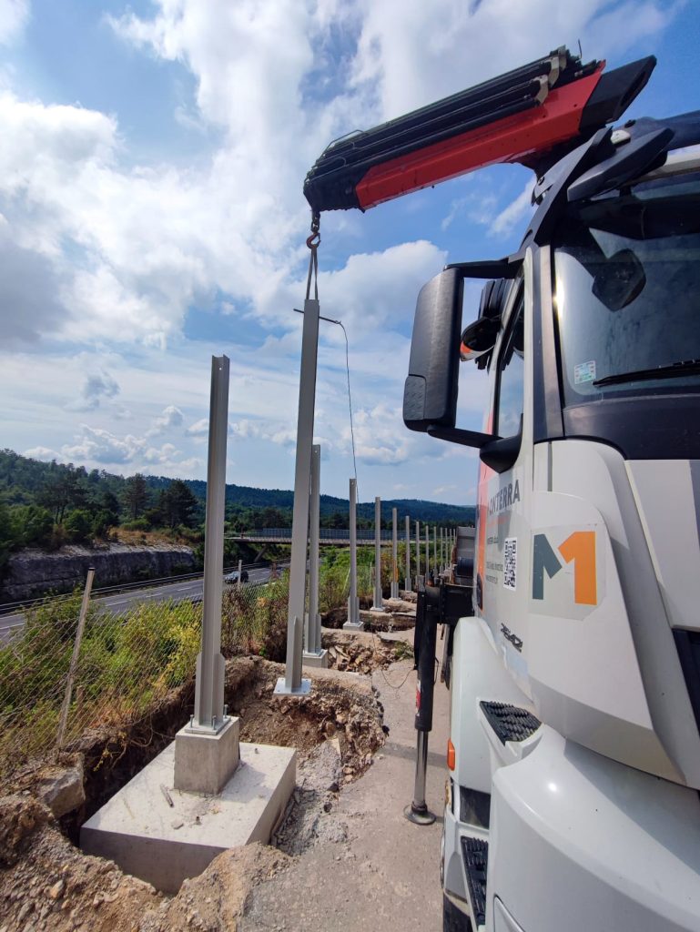 Zaštita pokosa uz trasu autoceste A1 tijekom pripremnih radova za postavljanje zida za zaštitu od buke